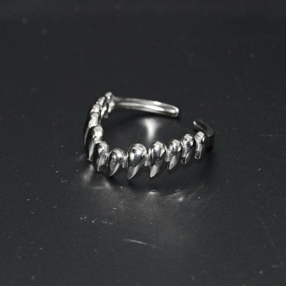 Pointed Teeth Ring - Picture 2 of 4